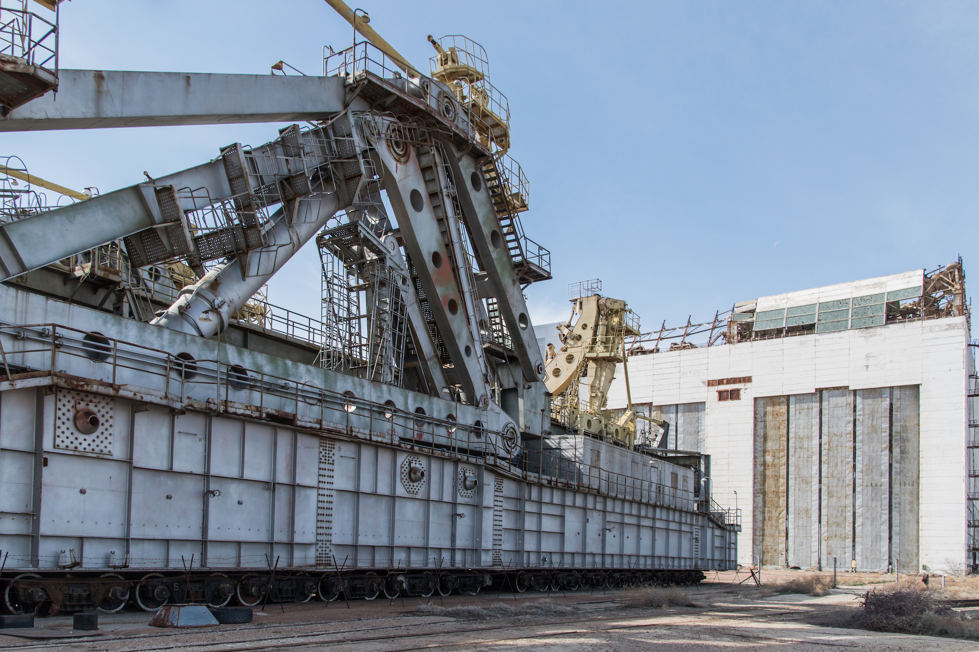 Daugkartinio kosminio aparato „Buran“ ir raketos nešėjos „Energia“ transportavimo sistema. Toliau nuotraukoje – angaras, kurio įgriuvęs stogas ir sunaikino į kosmosą pakilusį „Buran“